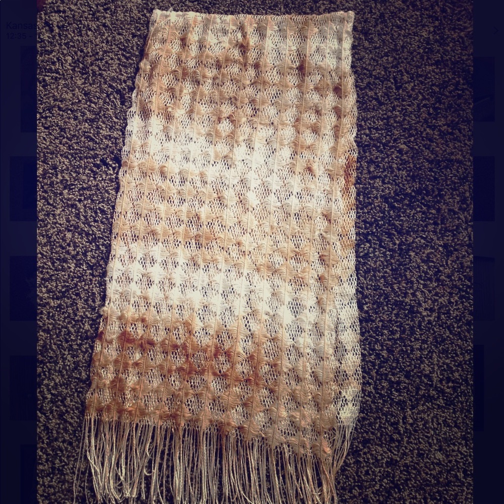 ☀️Tan and white sheer patterned scarf